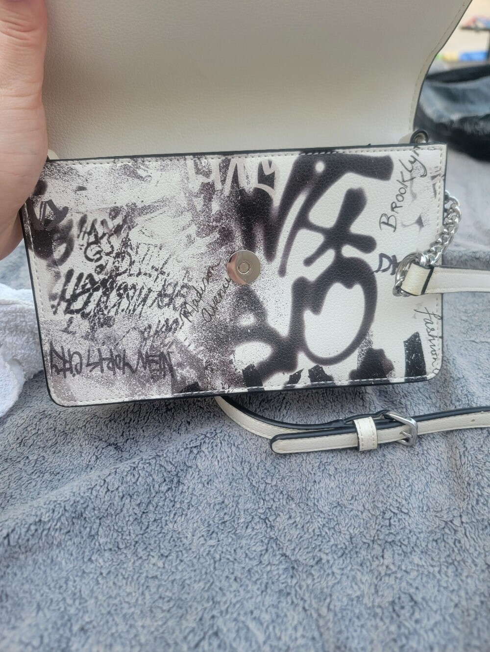 DKNY Graffiti Print Flap Crossbody Bag White Black Silver Chain - Picture 4 of 6